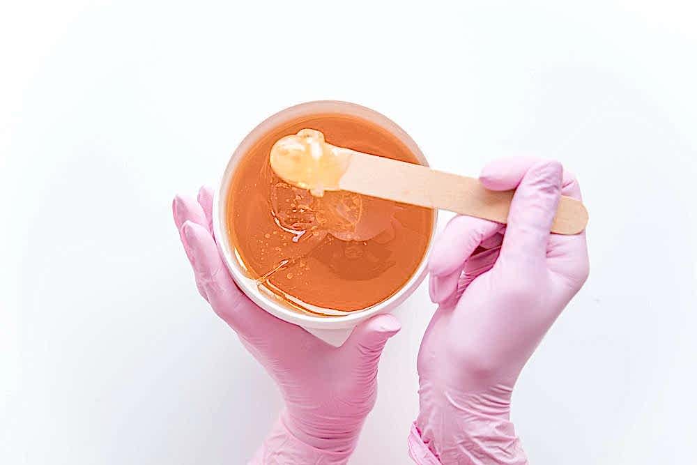 Какие бывают разновидности воска для депиляции и в чём их особенности?