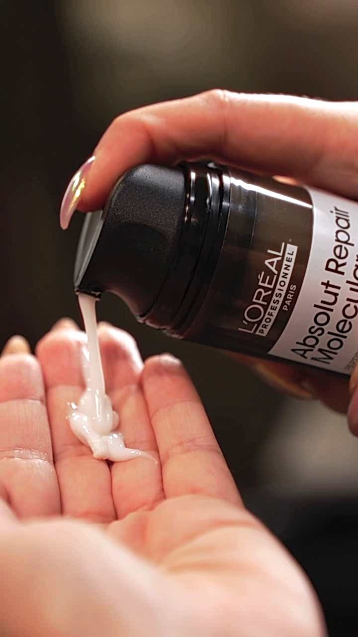 Нанесение ухового средства Лореаоль на волосы в салоне City Nails