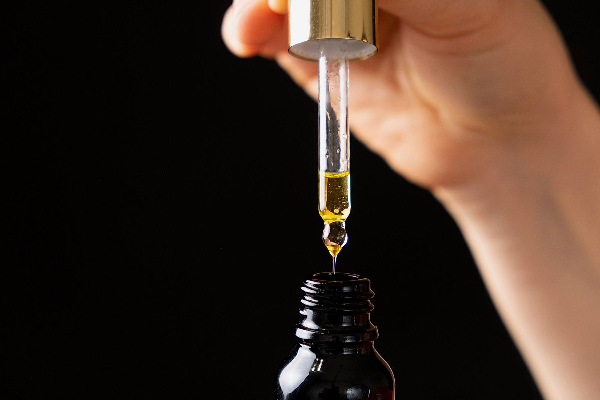 Правильное применение масла для бровей и ресниц