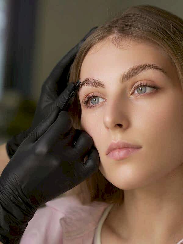 Коррекция бровей