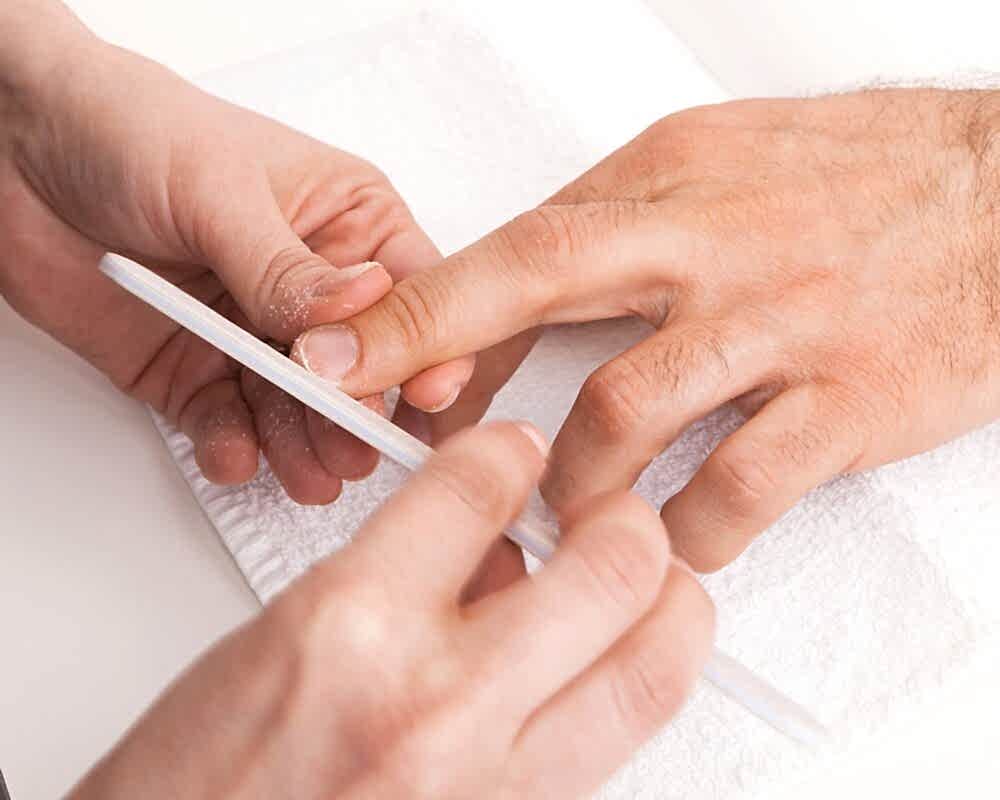 muzhskoj-manikjur-i-pedikjur-1